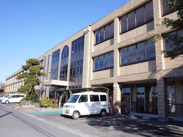 明るい外観の建物正面 外観 広々としたエントランスが迎えてくれる、清潔で開放感のある建物です。職員と利用者の笑顔が印象的な、快適な職場環境がここにあります。