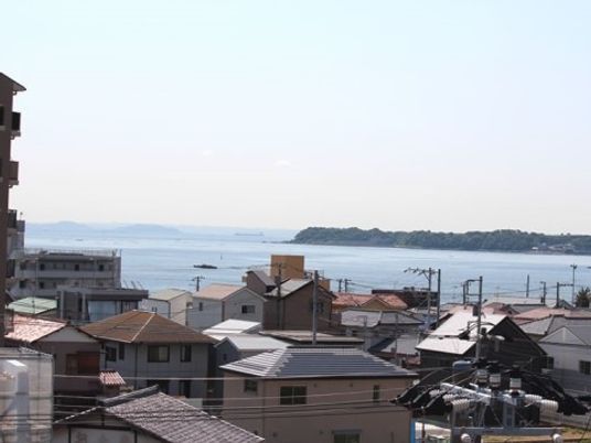 海が見える居室の窓