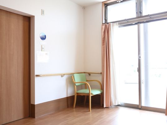 明るい居室の入口