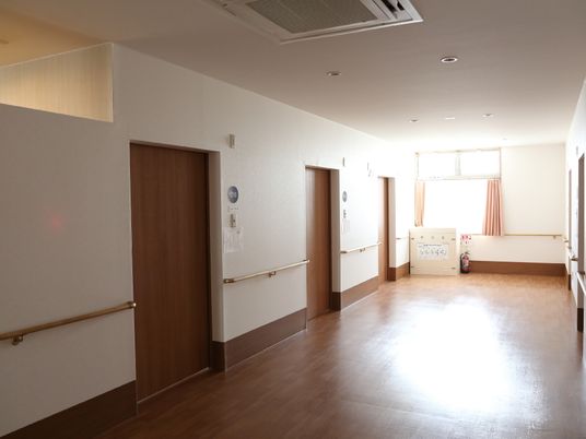 手すり付きの明るい廊下