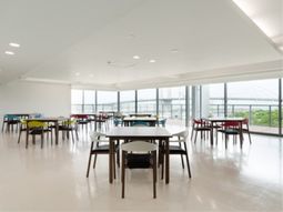 明るい空間の食堂