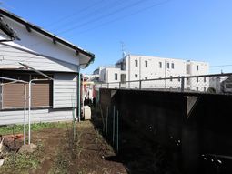 晴天の空と建物外観