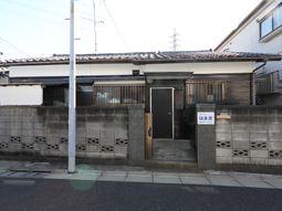 施設の外観と看板