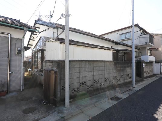 平屋の建物正面
