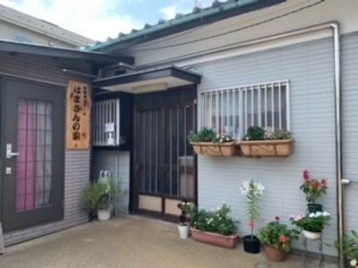 花と緑に囲まれたエントランス