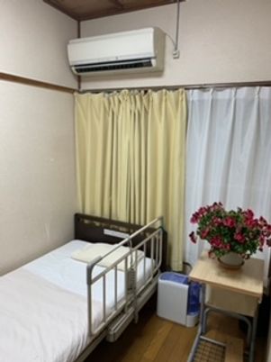 居室のエアコンとベッド