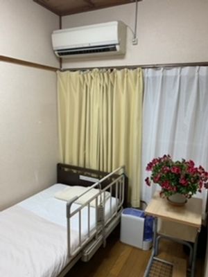 居室のエアコンとベッド