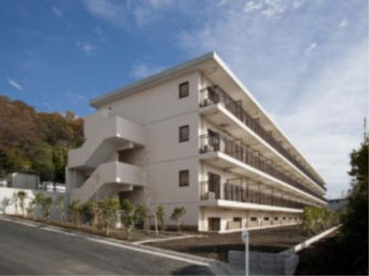 明るい外観の建物