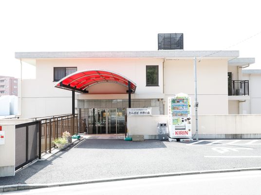 赤い屋根のエントランス
