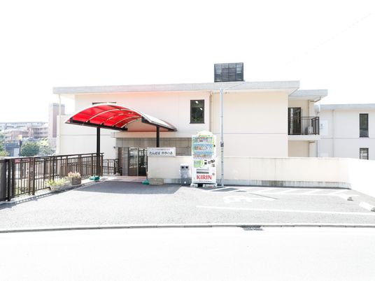 明るいエントランスの外観