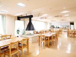 明るい食堂の内観