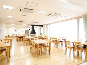 明るく広々とした食堂