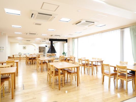 明るく広々とした食堂