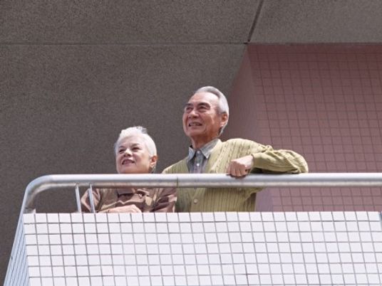 バルコニーに立つ高齢者二人