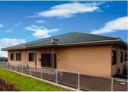 明るい外観の建物