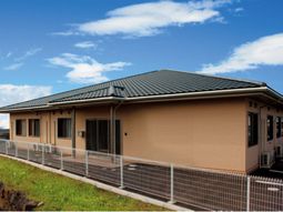 屋根と窓のある建物外観