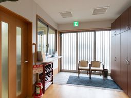 入口付近の明るいロビー