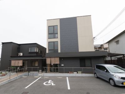 モダンな建物の外観