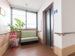 エレベーター前の休憩スペース