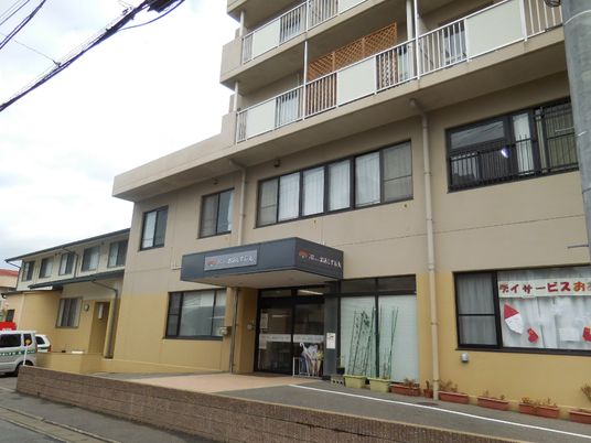 地上階建ての建物正面