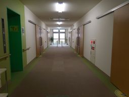 清潔な廊下の一部