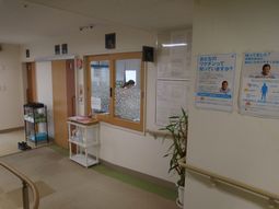 廊下にある掲示物と窓