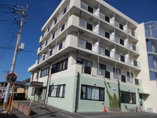 明るい外観の建物  