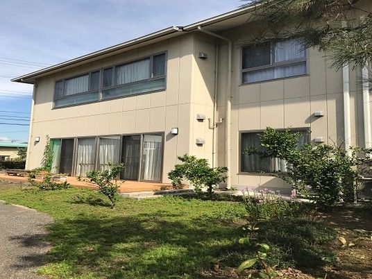 明るい庭のある建物