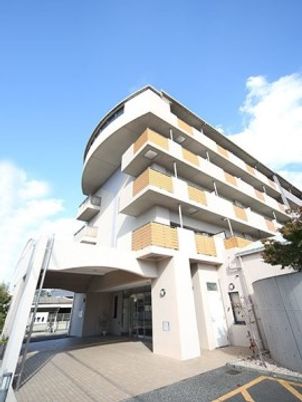 白い建物のエントランス