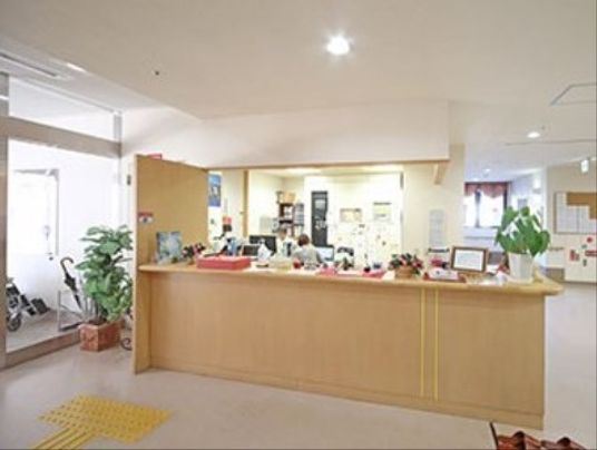 受付と掲示物のある空間