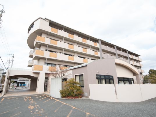 多階層の建物外観