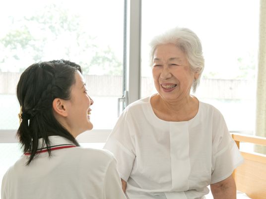 笑顔で会話する人々