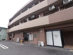 茶色の建物のエントランス