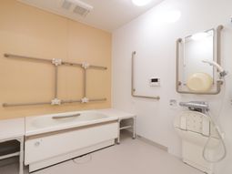 バリアフリー設計の浴室