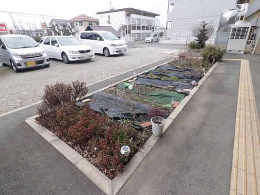 清潔な外観と駐車場