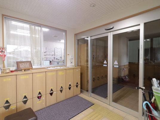 玄関とフロントの様子