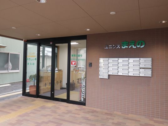 玄関正面の明るいエントランス