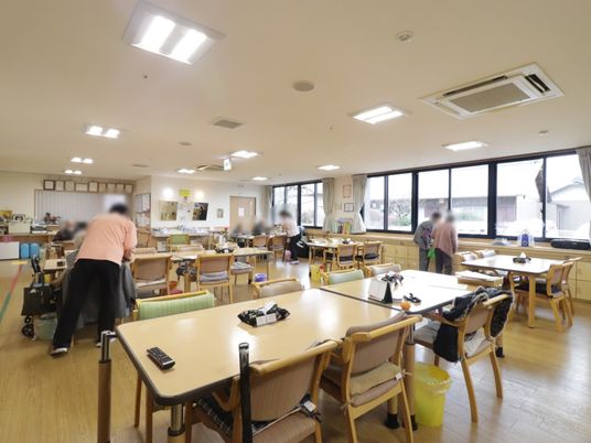 広々とした明るい食堂