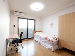 明るい居室の様子