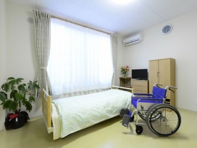 快適な居室 居室 清潔感のあふれる居室には、日常生活に寄り添う家具や車椅子が設置されています。利用者の安心と心地よい空間作りに配慮した環境です。