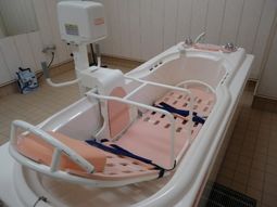 バリアフリー設計の浴室