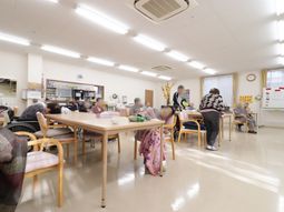 明るい食堂の様子