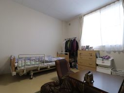 居室内のベッドと家具