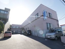 明るい日差しの建物外観