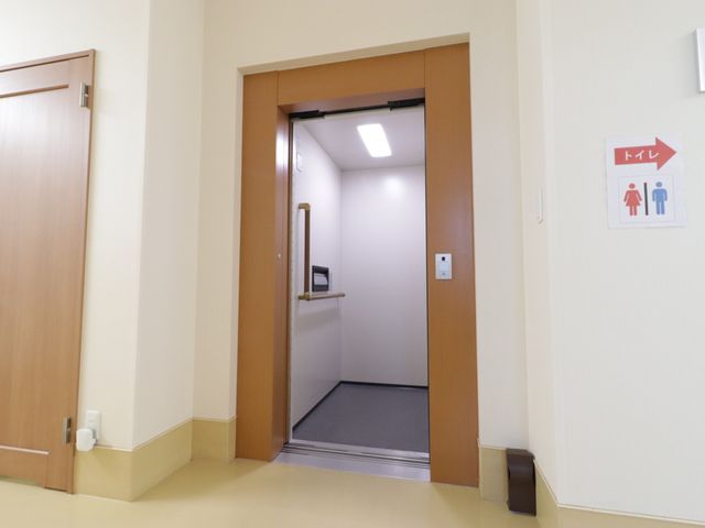 清潔なトイレ入口 エレベーター 手すりが設置されたトイレ入口です。誰もが安心して使える配慮がされています。