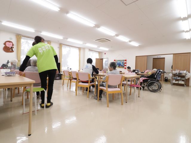 利用者が集うダイニング デイサービス食堂 ゆったりとした食堂では、利用者の皆さまが様々なアクティビティを楽しんでいらっしゃいます。温かいコミュニティの一員として、充実した日々を過ごす場所です。