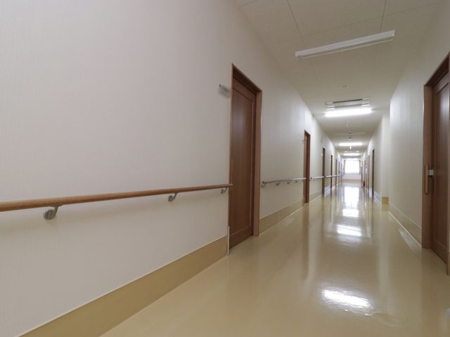 廊下の清潔な空間 廊下 手すり付きの廊下は清潔感があり、日々の移動をサポートしてくれます。配置されたドアからは個々の居室へのアクセスが可能です。