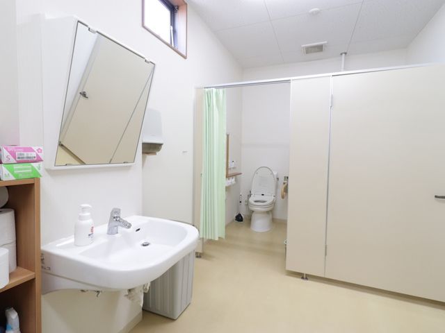 清潔な洗面所とトイレ トイレ 清潔で広々とした洗面台が整っており、清掃が行き届いた空間で快適にご利用いただけます。プライバシーに配慮した仕切りも完備しています。