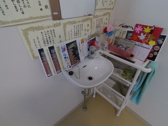 洗面台と掲示物の角