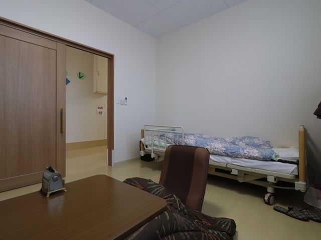 個室の静かな居室 居室 ゆったり過ごせる個室には、必要な家具が整い、プライバシーも守られる設計です。安心して新しい生活を始められる環境となっています。